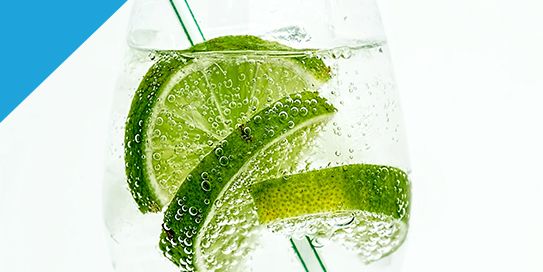 Frisches Wasser mit Limonen