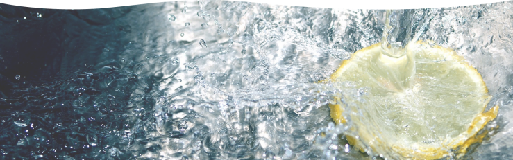Wasser fließt auf eine Scheibe Zitrone